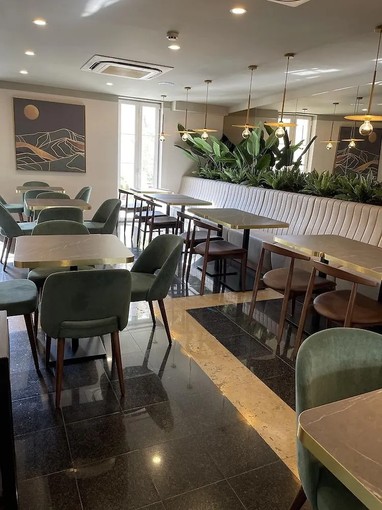 **  Hotel Sete Colinas Lisboa Portugália
